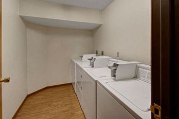 Windscape laundry and amenities- Dean Weidner Real Estate 